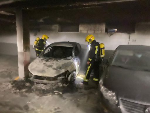 coche se incendia en el garaje